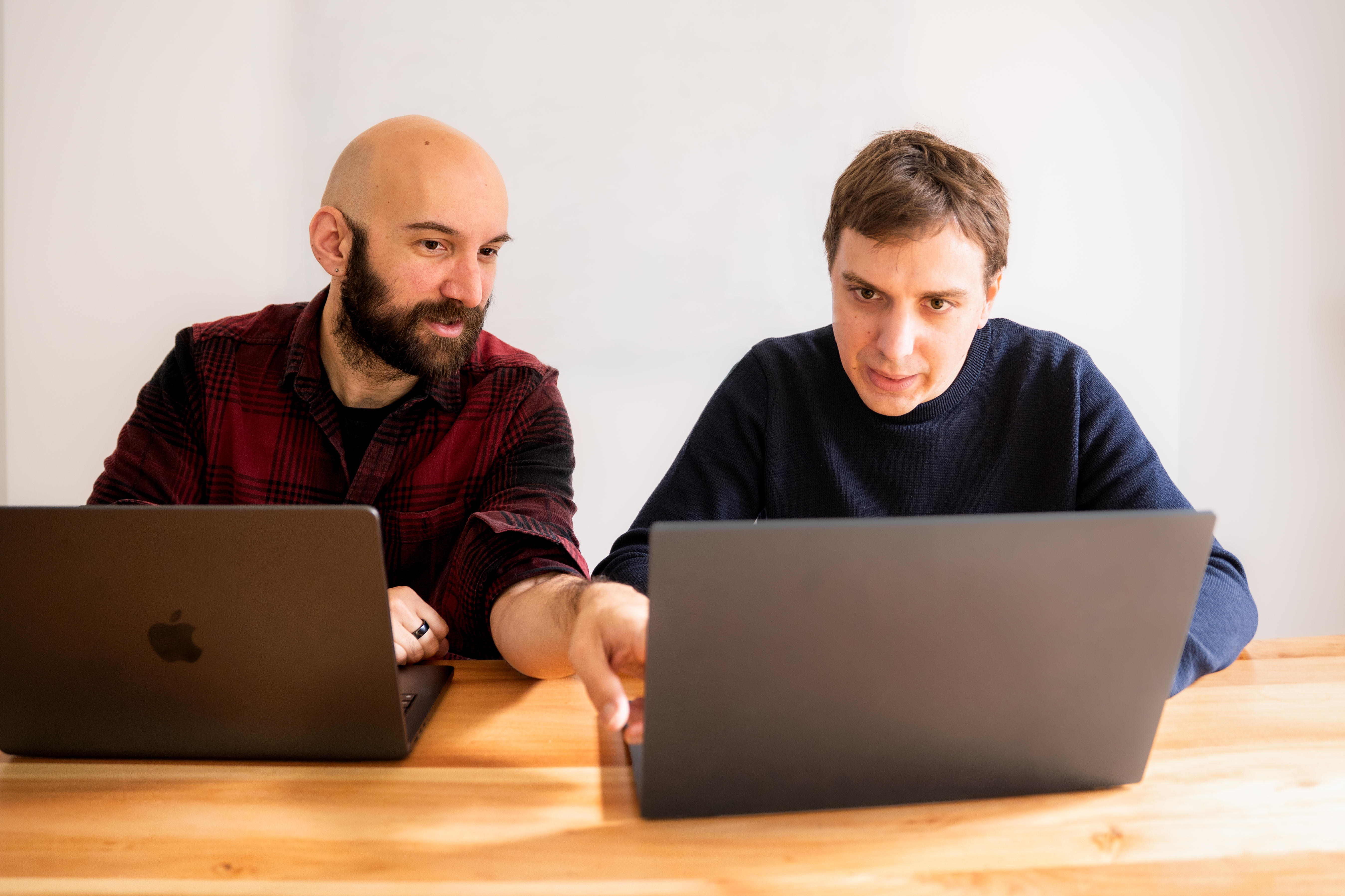 Two Galadrim consultants side by side in front of their laptops