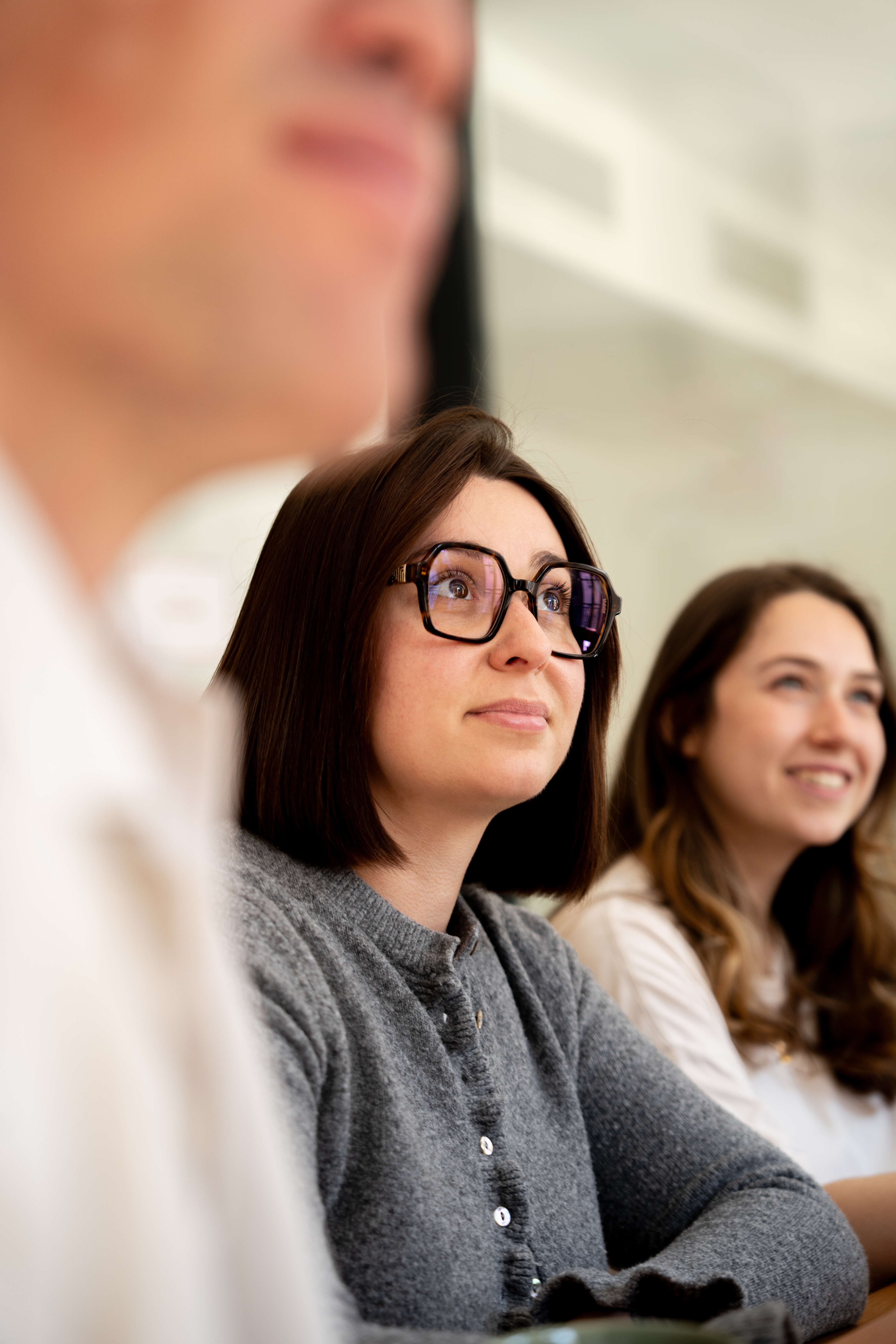Deux collaboratrices de Galadrim en atelier de travail, attentives à une présentation