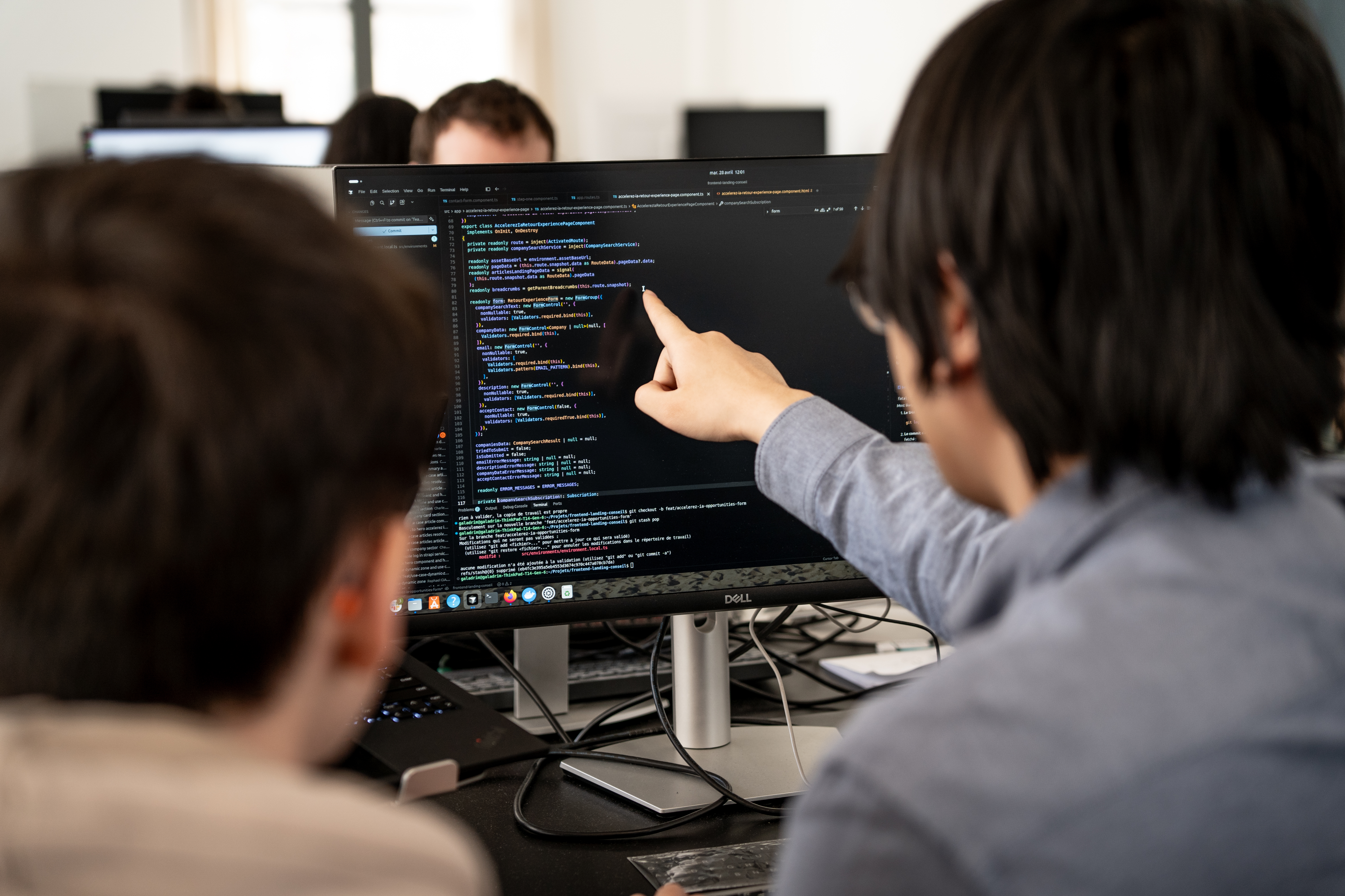 Deux ingénieurs Galadrim devant un écran de code