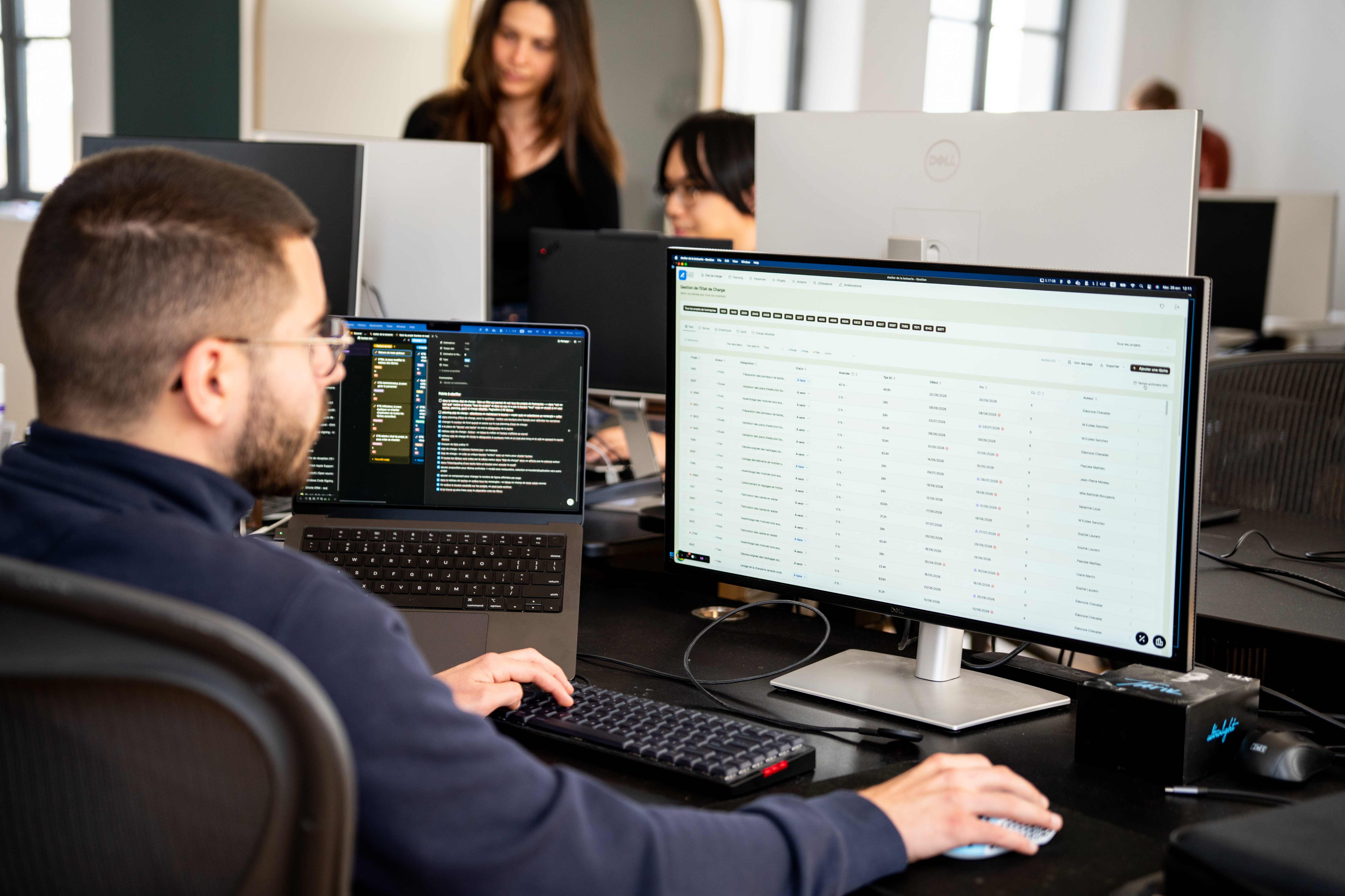 Un développeur Galadrim au travail sur un logiciel métier affiché en pleine largeur sur son écran