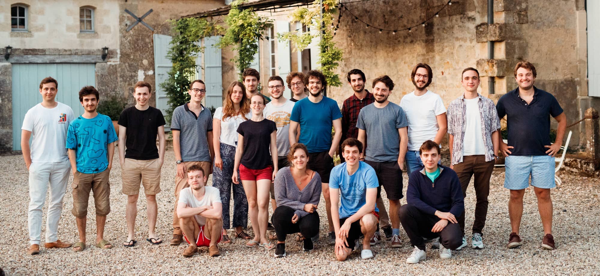 L'équipe Galadrim réunie dans la cour d'une bâtisse en pierre, lors d'un séminaire.